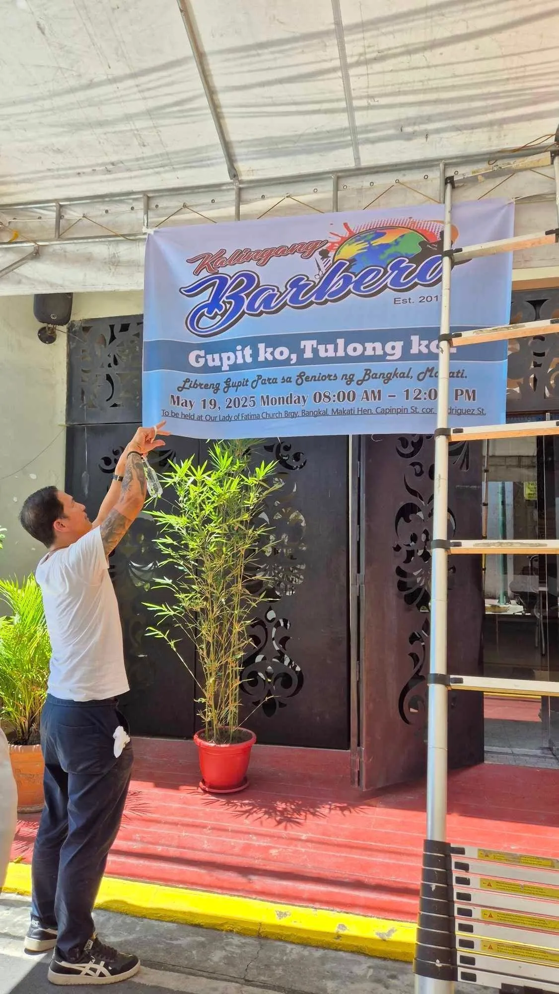 Jojo Mislang from Muy Guapito Barbers volunteering at a charity work led by Kalingang Barbero